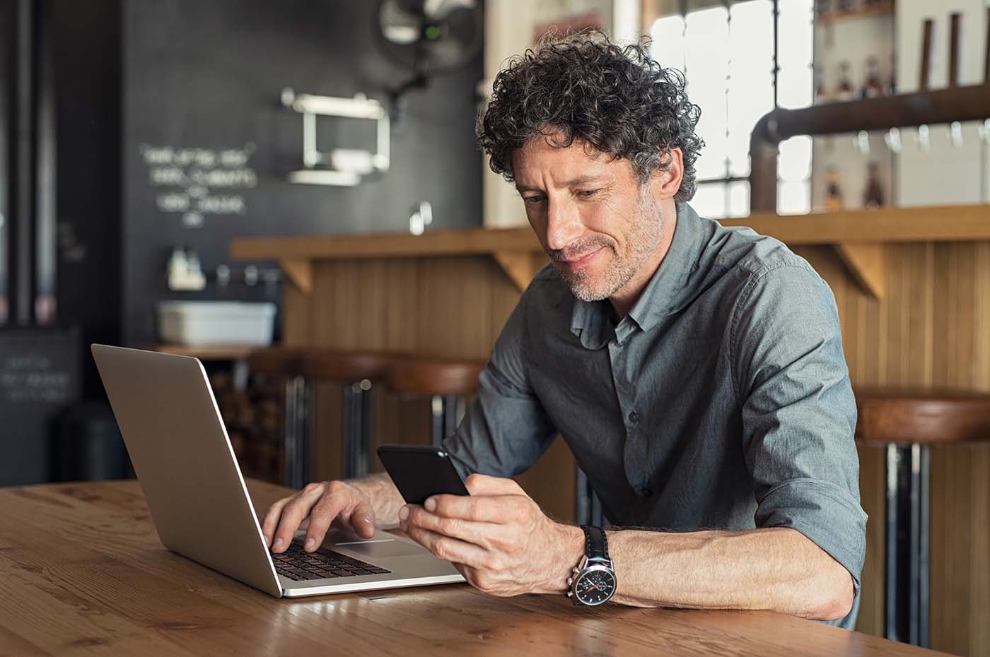 man-mobil-laptop